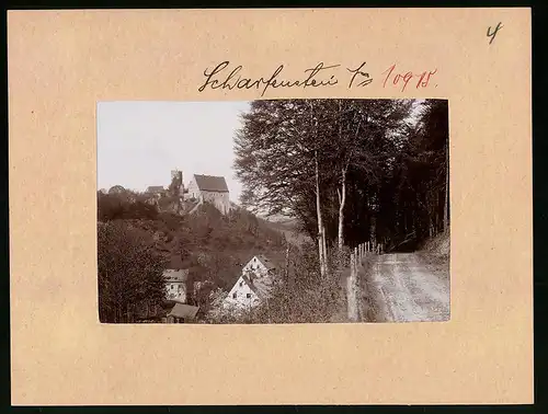 Fotografie Brück & Sohn Meissen, Ansicht Scharfenstein, Strasse am Ortsrand mit Blick zur Burg