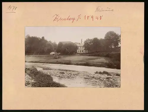 Fotografie Brück & Sohn Meissen, Ansicht Zinnberg bei Penig, Uferpartie mit Fussgängerbrücke