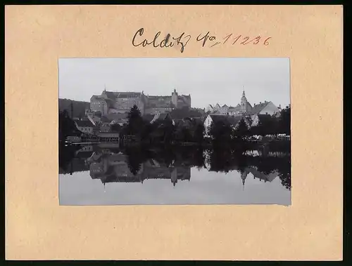 Fotografie Brück & Sohn Meissen, Ansicht Colditz, Schloss spiegelt sich im ruhigen Wasser