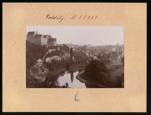 Fotografie Brück & Sohn Meissen, Ansicht Colditz, Flusslauf mit Stadtansicht & Schloss