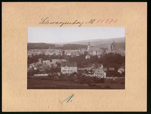 Fotografie Brück & Sohn Meissen, Ansicht Schwarzenberg, Panorama mit Kirche
