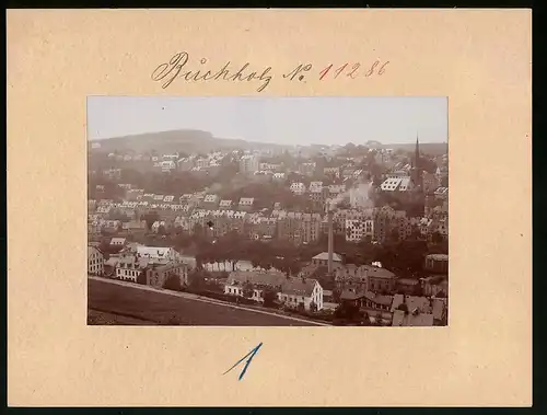 Fotografie Brück & Sohn Meissen, Ansicht Buchholz i. Sa., Stadtansicht mit Fabrik & Kirche