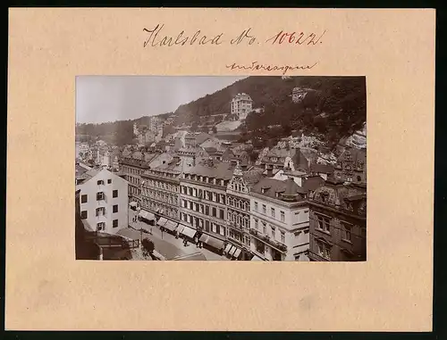 Fotografie Brück & Sohn Meissen, Ansicht Karlsbad, Innenstadt mit Strassenansicht & Ladenzeile
