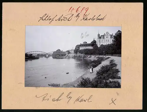 Fotografie Brück & Sohn Meissen, Ansicht Karlsbad, Uferpartie am Schloss Aich