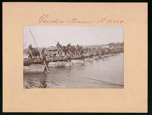Fotografie Brück & Sohn Meissen, 1. Königlich Sächsisches Pionier-Bataillon Nr. 12 überqueren kriegsfähige Schiffsbrücke