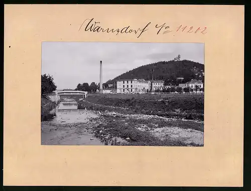 Fotografie Brück & Sohn Meissen, Ansicht Warnsdorf i. B., Flusspartie mit Fabrik und Blick zur Burgbergwarte