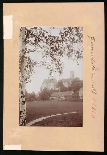 Fotografie Brück & Sohn Meissen, Ansicht Gnandstein bei Kohren, Gutshof mit Blick zum Schloss Gnandstein