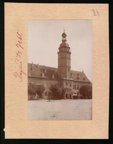 Fotografie Brück & Sohn Meissen, Ansicht Pegau, Partie am Rathaus mit Brunnen