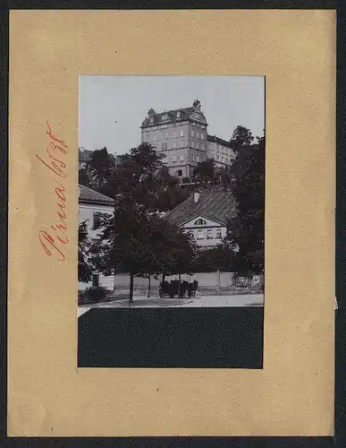 Fotografie Brück & Sohn Meissen, Ansicht Pirna a. E., Fischerplatz mit Blick auf das Schloss Sonnenstein