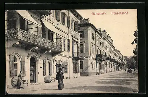 AK Franzensbad, Morgenzeile mit Passantin