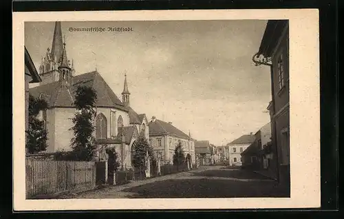 AK Reichstadt, Strassenpartie mit Blick zur Kirche