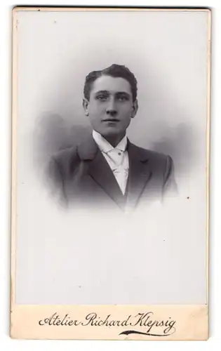 Fotografie Richard Klepsig, Hildesheim, Ostertor 7, Junger Herr im Anzug mit Krawatte