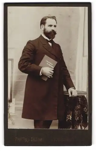 Fotografie Philipp Hänel, Cronendorf, Elegant gekleideter Herr mit Buch in der Hand