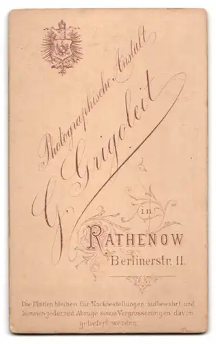 Fotografie G. Grigoleit, Rathenow, Berlinerstr. 11, Süsses Kleinkind im weissen Kleid