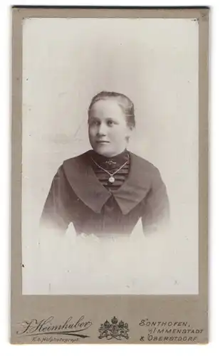 Fotografie J. Heimhuber, Sonthofen, Immenstädterstr., Junge Dame im Kleid mit Medaillon