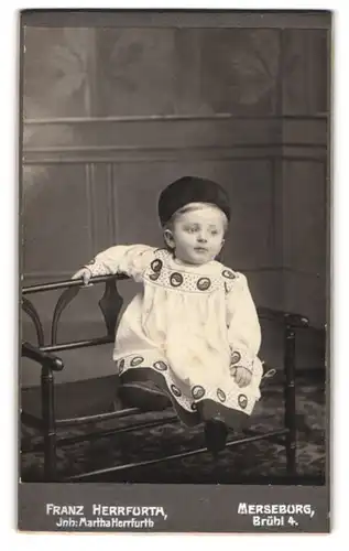 Fotografie Franz Herrfurth, Merseburg, Brühl 4, Kleines Kind im modischen Kleid