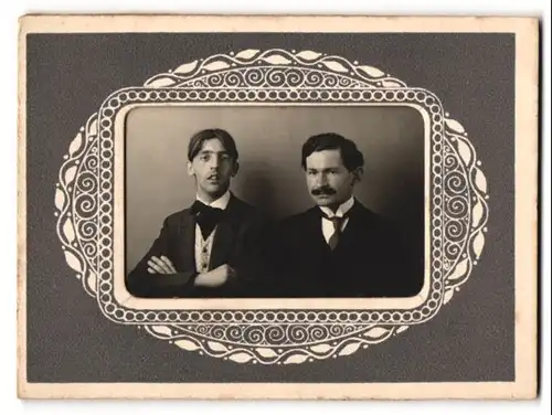 Fotografie unbekannter Fotograf und Ort, Zwei Herren im Anzug mit Krawatte