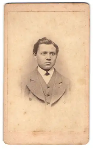 Fotografie Hermann Ramm, Hannover, Cellerstr. 57, Junger Herr im Anzug mit Fliege
