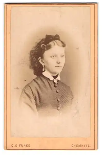 Fotografie C. G. Funke, Chemnitz, Wiesen-Str. 38, Junge Dame in modischer Kleidung