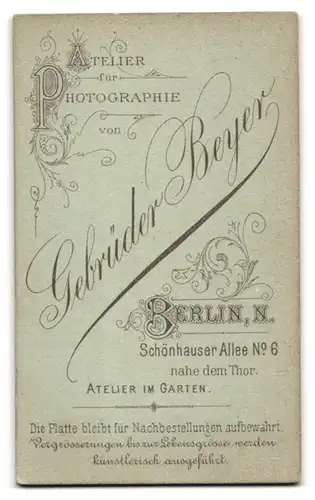 Fotografie Gebrüder Beyer, Berlin-N., Schönhauser Allee 6, Modisch gekleidetes Kind mit Peitsche