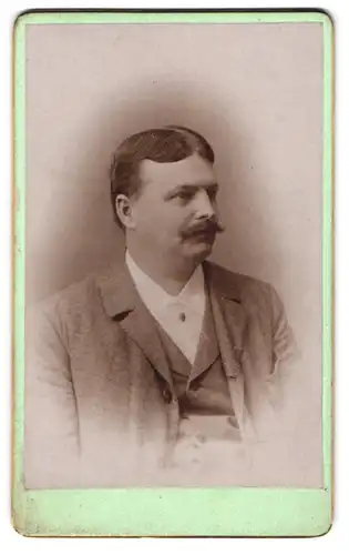 Fotografie unbekannter Fotograf und Ort, Bürgerlicher Herr mit Schnauzbart