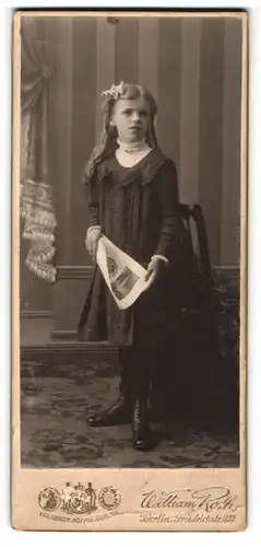 Fotografie William Roth, Berlin, Friedrichstr. 113 A, Junges Mädchen im Kleid mit Foto