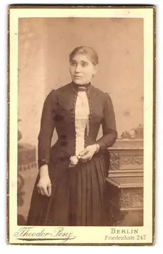 Fotografie Theodor Penz, Berlin, Friedrich-Str. 247, Junge Dame im Kleid mit Blume