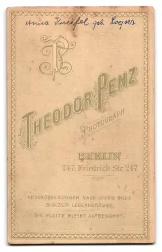 Fotografie Theodor Penz, Berlin, Friedrich-Str. 247, Junge Dame im Kleid mit Blume