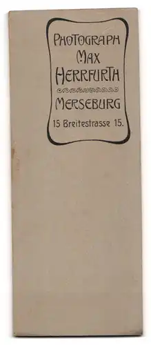 Fotografie Max Herrfurth, Merseburg, Breitestr. 15, Junge Dame im modischen Kleid