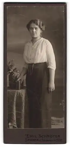 Fotografie Emil Schröter, Berlin-Spandau, Potsdamer-Str. 31-32, Junge Dame in weisser Bluse und Rock