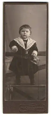 Fotografie J. Vogt, Hamburg, Billh. Röhrendamm 10, Kleines Kind im hübschen Kleid