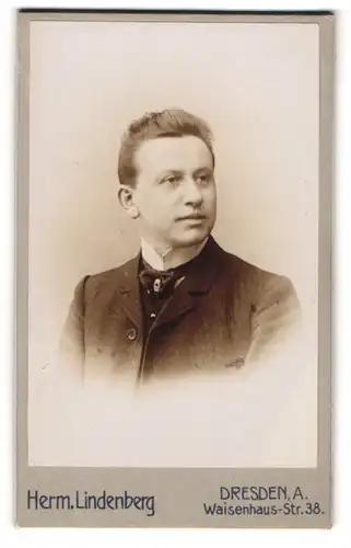 Fotografie Herm. Lindenberg, Dresden-A., Waisenhaus-Str. 38, Georg Böhm, im Anzug mit Krawatte