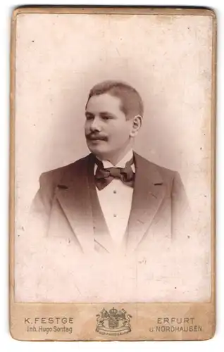 Fotografie K. Festge, Erfurt, Elegant gekleideter Herr mit Moustache