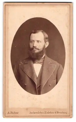 Fotografie Albert Bohne, Aschersleben, Markt 25, Modisch gekleideter Herr mit Vollbart