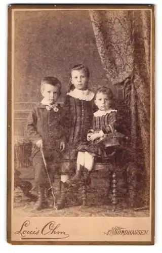 Fotografie Louis Ohm, Nordhausen, Markt 27, Drei Kinder mit Korb in hübscher Kleidung