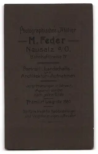 Fotografie M. Feder, Neusalz a /O., Bahnhofstr. 22, Süsses Kleinkind im Kleid sitzt auf Fell