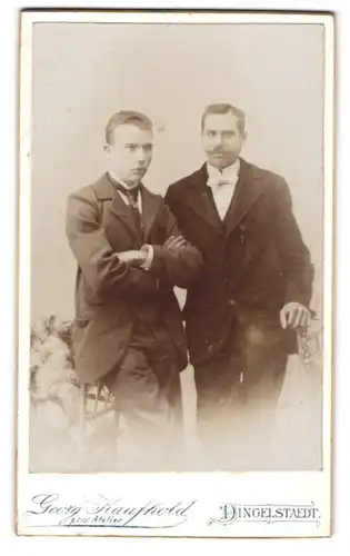 Fotografie Georg Kaufhold, Dingelstaedt, Zwei Herren in eleganten Anzügen