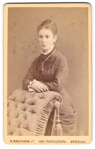 Fotografie N. Raschkow jr., Breslau, Ohlauerstr. 4, Junge Dame im Kleid mit Amulett