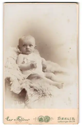 Fotografie Max Steffens, Berlin-N., Lothringer Str. 54, Süsses Kleinkind im Hemd sitzt auf Fell