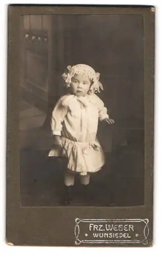 Fotografie Frz. Weber, Wunsiedel, Kleines Kind im Kleid mit Haube