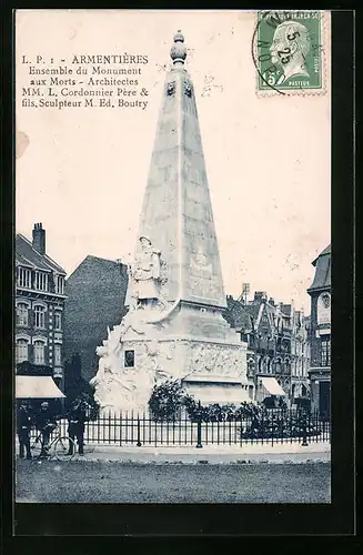 AK Armentières, Ensemble du Monument aux Morts