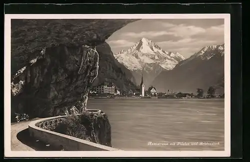 AK Flüelen, Axenstrasse mit Ortsansicht und Bristenstock