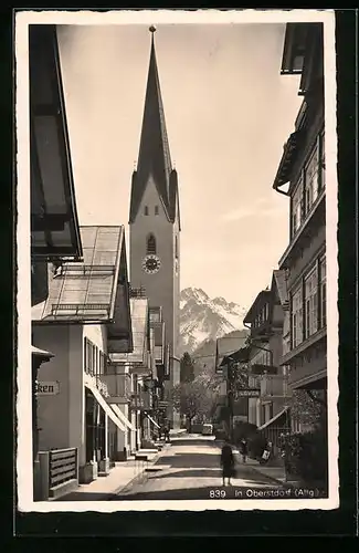 AK Oberstdorf i. Allgäu, Strassenpartie mit Kirche