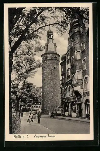 AK Halle /Saale, Passanten vor dem Leipziger Turm