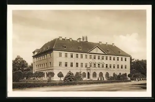 AK B. Budweis, Hauptpostgebäude von der Strasse gesehen