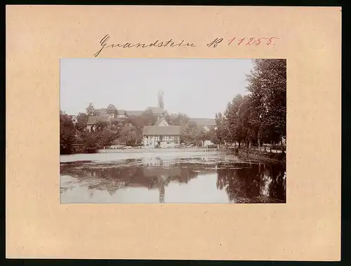 Fotografie Brück & Sohn Meissen, Ansicht Gnandstein, Partie am Teich mit Wohnhäusern
