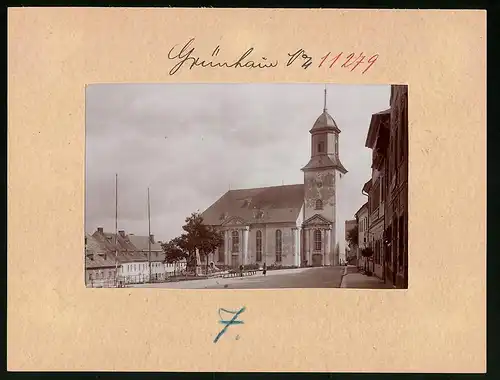 Fotografie Brück & Sohn Meissen, Ansicht Grünhain i. Erzg., Blick auf den Markt mit Kriegerdenkmal und Kirche