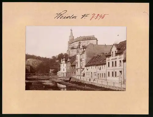 Fotografie Brück & Sohn Meissen, Ansicht Weida i. Sa., Parite an der Weide mit Wohnhäusern, Blick zum Schloss Osterburg