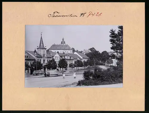 Fotografie Brück & Sohn Meissen, Ansicht Frauenstein i. Erzg., Platz mit Brunnen am Rathaus