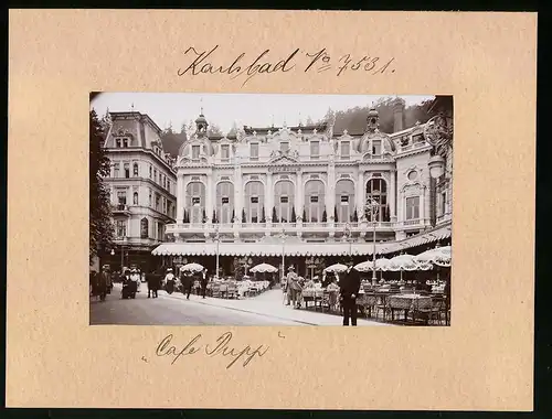 Fotografie Brück & Sohn Meissen, Ansicht Karlsbad, Partie am Cafe Pupp neben dem Grand Hotel Pupp